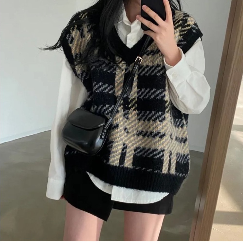 Black cream houndstooth sweater vest